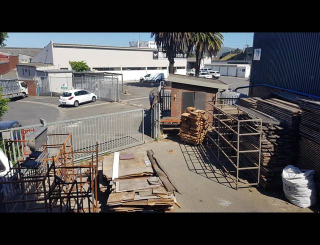 450M² FACTORY TO LET IN TRIANGLE FARM